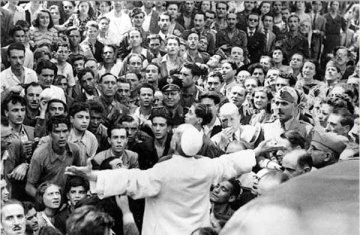 Luglio 1943: la "teatrale" preghiera di Papa Pio XII nel quartiere di San Lorenzo, distrutto da un bombardamento.